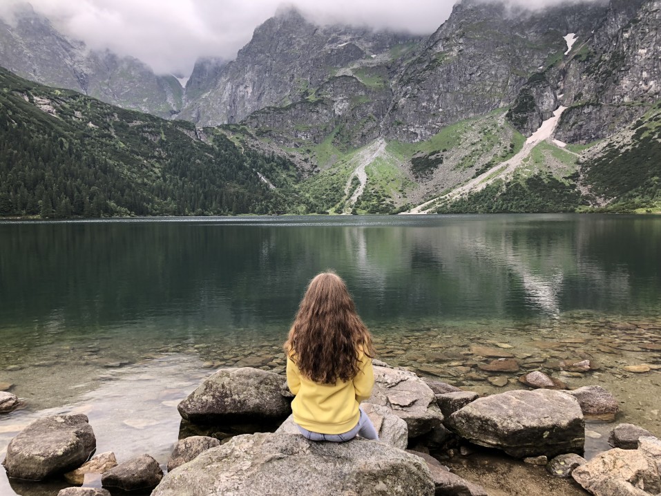 beautiful-lake-in-the-tatra-mountains-in-the-poland-girl-from-behind_t20_9l1aLN